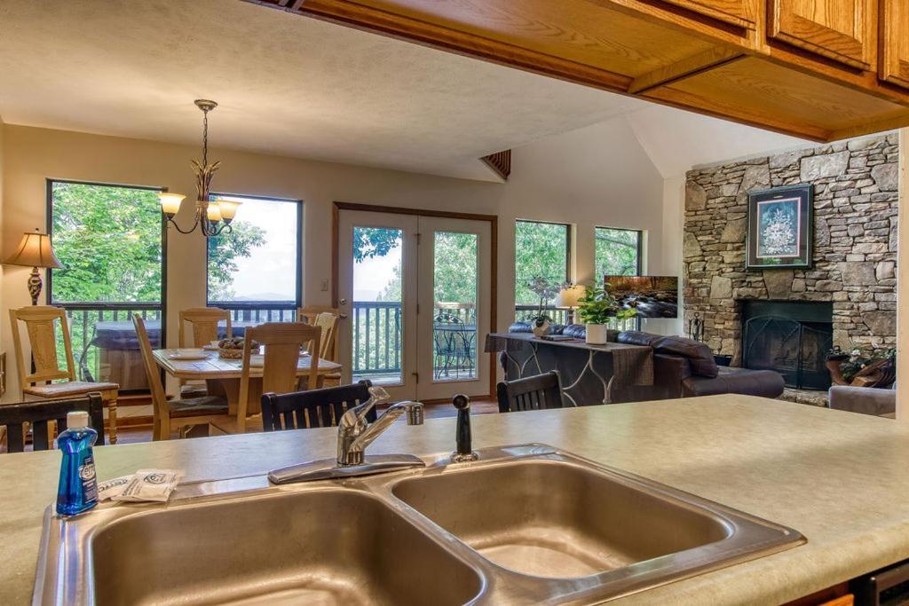 Serenity Heights, Amazing Views, Hot Tub Pool Access, 1089 Free Tickets Each Paid Day, Dollywood Gatlinburg Exterior foto